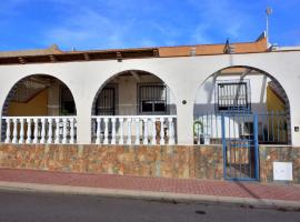 Lovely 3-Bed Bungalow in Camposol Mazarron Spain, hôtel acceptant les animaux domestiques à Mazarrón