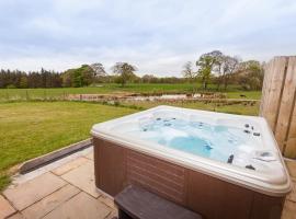 2 Eden at Williamscraig Holiday Cottages, pet-friendly hotel in Linlithgow