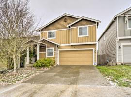 Spanaway Escape with Grill Near Tacoma!, viešbutis mieste Spanaway