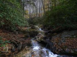 Crooked Creek Inn at Yonahlossee, hotel with pools in Blowing Rock