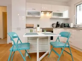 Modern Balcony Apartment with free Parking