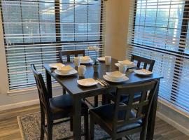 Lovely 1 bed condo near Lake Ray Hubbard，加蘭的有停車位的飯店