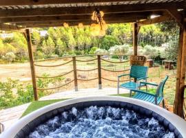 Arche de Noé atypique, bohème , nature, piscine chauffée toute l'année, spa , sauna , loisirs: Le Beausset şehrinde bir otel