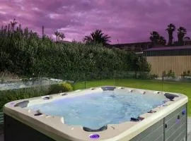 Great Ness Beach House - 10 Person Spa - Pet-Friendly - Netflix - Linen included