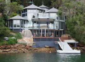 Cottage Point - Cowanwaters - Waterfront house، فندق في Berowra