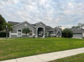 Dreamy Family Pool House, cottage in Clermont