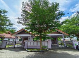 Seri Guesthouse Dungun, hotel com estacionamento em Kampong Sura Masjid