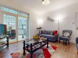 JDB Romford 5-Bedroom House with parking