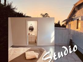 Studio with Private Entrance By Zen Living Short Term Rental, cheap hotel in West Covina