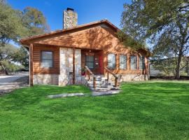 Wimberley Log Cabins Resort and Suites- The Oak Lodge, hotel in Wimberley