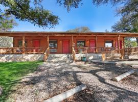 Wimberley Log Cabins Resort and Suites- Unit 8, hotel in Wimberley