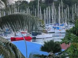 Duplex Marina gosier- vue Mer et bateaux équipé d'une citerne reliée à l'eau de ville