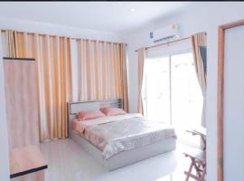 Huen Raya - เฮือนรายา, hotel v destinaci Amphoe Mae Taeng