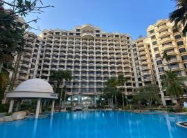 Riviera Bay Resort Condominium, íbúð í Kampong Lereh
