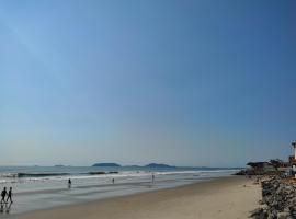 Apê Brisa do Mar: relaxe a uma quadra da praia, ξενοδοχείο σε Itapoa