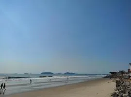 Apê Brisa do Mar: relaxe a uma quadra da praia