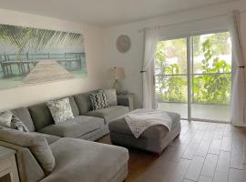 Beautiful Bright & Sparkling 2Bed 1Bath Beach Retreat - Unit 212, hotell i Cocoa Beach