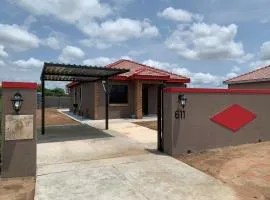 Lion House, 3 bedroom House next to Pilanesberg and Sun City