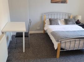 No 2 Decent Home -Large Deluxe bedroom, heimagisting í Dukinfield