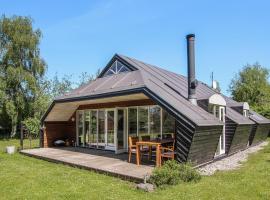 3 Bedroom Awesome Home In Sams, hotell i Nordby