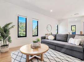 Spacious modern 3 bdr home minutes from beach, hotel med parkering i Merewether