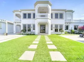 Signature 6BR Villa with Assistant Room and Private Pool in Frond F Palm Jumeirah by Deluxe Holiday Homes