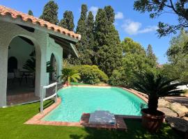 Casale al mare - villa with swimming pool 150 meters from the beach – hotel z parkingiem w mieście Porto Columbu - Perdʼe Sali