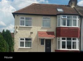 Double Rooms in Shared Home, hotel en Enfield