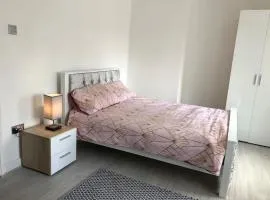 Cosy 3 Bedroom NEC House, Free WiFi, Netflix, Driveway Parking, Sleeps 6, Ideal for Families, Contractors & Corporates, Renovated To High Standard!