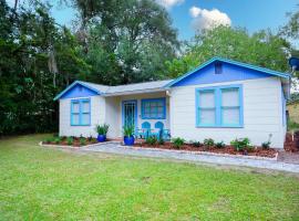Private Home in Ocala with Fenced Yard, Piano, Central Location, Pets Welcome, hotel em Ocala
