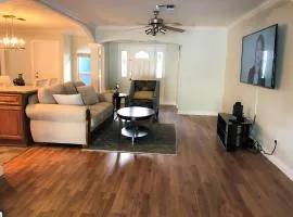 Cheerful 3 Bedroom Home mins from Clearwater Beach