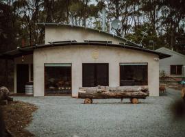 Three Little Pigs Escape - Main House + Cabin, camera con cucina a South Bruny