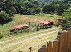 POUSADA PE NA TERRA EM GUARAREMA, Hotel mit Pools in Guararema