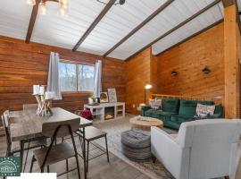 Cozy Cabin at Cloverdale Cabins, hotel com estacionamento em Hinckley