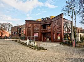 Teatr Baj Pomorski, hotell Toruńis