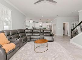 Spacious 4 Bed Home near Orlando Gated Pool Access, מלון זול בסנפורד