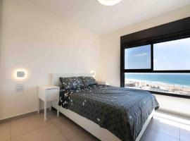 New- Big Luxury Apartment on Beach (MAX 16 People), hotel in Bat Yam