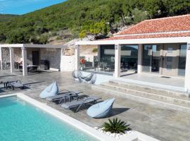 Di Sasso Villa, hotel com piscinas em Troïanáta