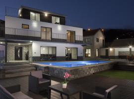 Luxury Calheta Villa Casa da Rosalina 5 Bedrooms Stunning Sea Views Pool Table Gym، فندق في كالهيتا