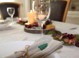 La Casa de Taramona, cerca de Puy Du Fou, hotel in Barcience