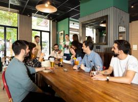 LATROUPE Grand Place Hostel, семейный отель в Брюсселе