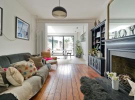 Stunning one bedroom flat with large terrace in Chiswick by UnderTheDoormat, apartment in London