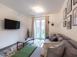 Cheerful 3 Bedroom house sleeps 7 in Peterborough
