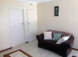 2 bed guesthouse in Mabelreign - 2012, hostal o pensió a Harare
