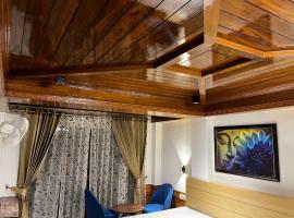 Calm Paradise, hotel dicht bij: The Mall Road, Shimla