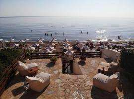 Glorious Sunset & Sea View Studio Mariastella 5, hotel para famílias em Agios Gordios