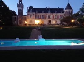 la tour carrée d'un chateau