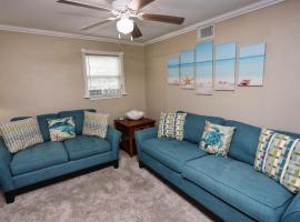 Quick & Intimate Beach Getaway, hotel in Galveston