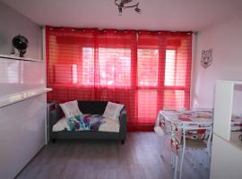 Studio St Lary village-vue montagne., готель у місті Сен-Ларі-Сулан