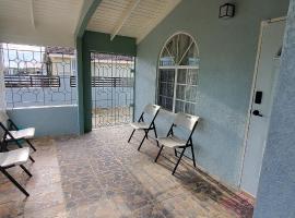 Hillside Sunrise, 2 Bed 2 Bath in Gated Community, close to beach, food, clubs & shopping Free Parking, Free Wi-Fi, Cottage in Montego Bay